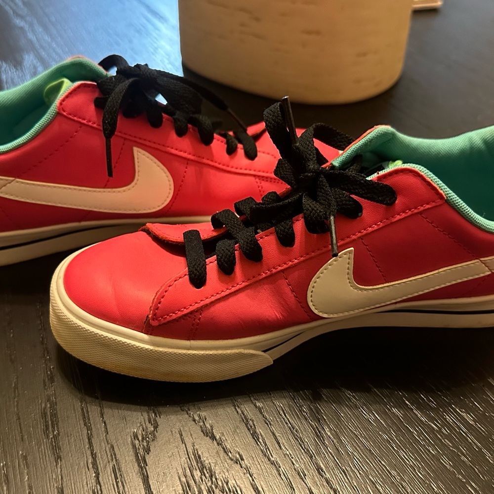 Nike Classic & Bright!!! Size 9.5
